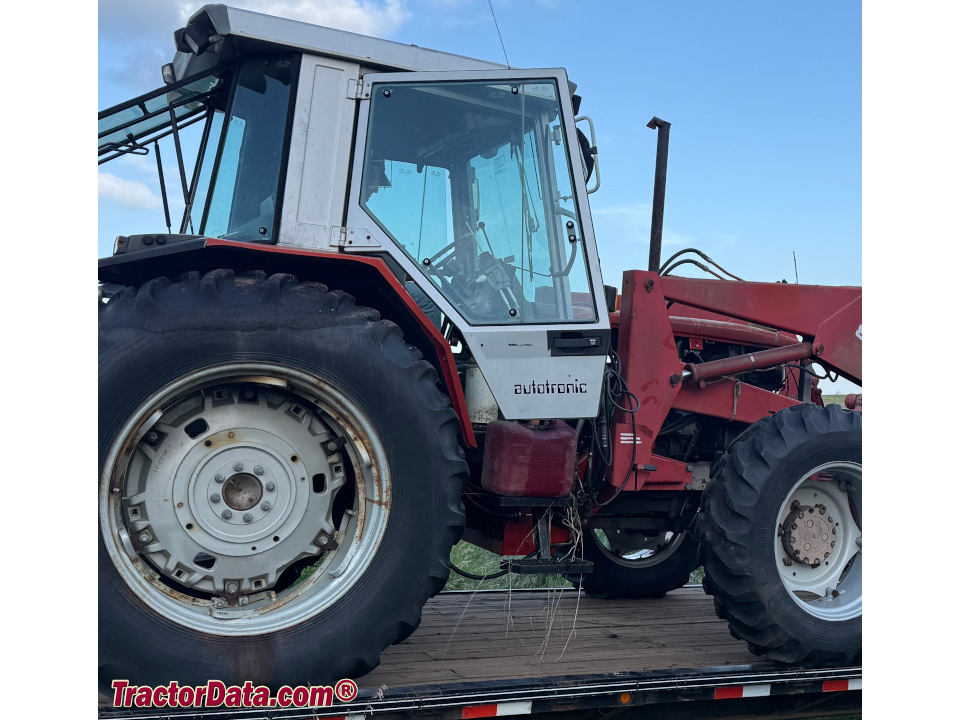 Massey Ferguson 3090 with 885 loader.