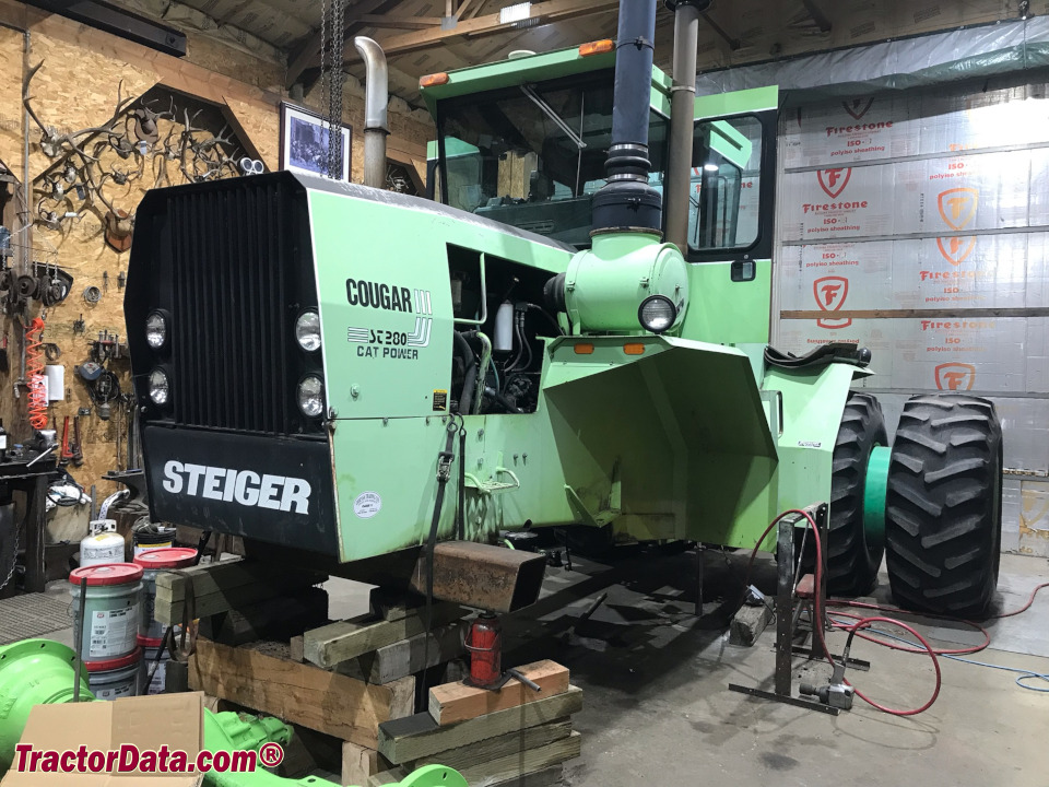 Steiger Cougar III ST-280 axle replacement.