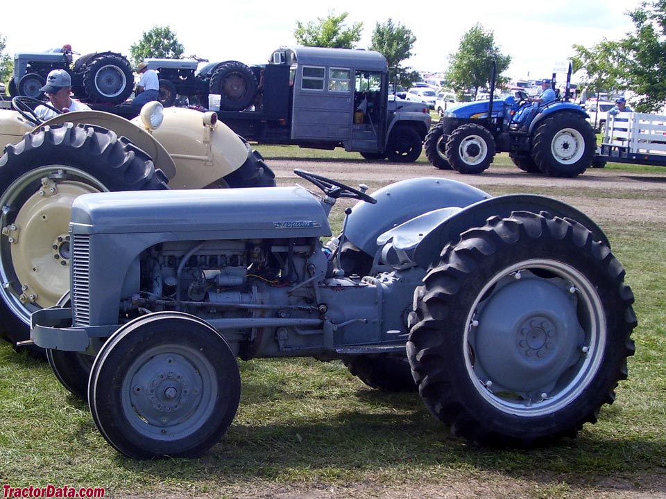 Details about   UH6238 1:32 Fordson TE 20 with Alloy car model Farm Tractor 
