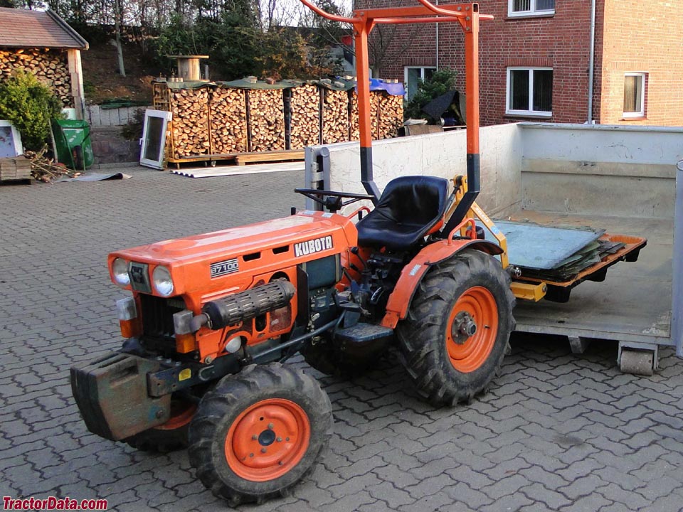 1982 Kubota model B7100D tractor.