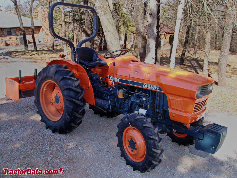 Kubota L295DT with box blade.