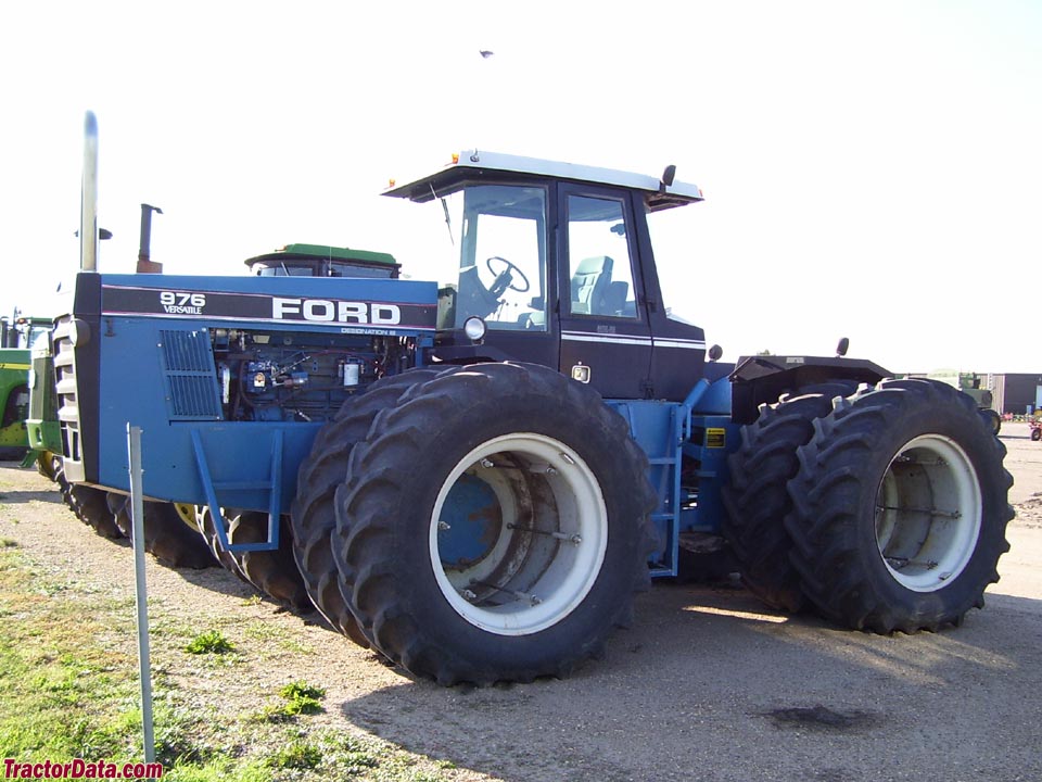 Ford-Versatile 976 in Ford blue.