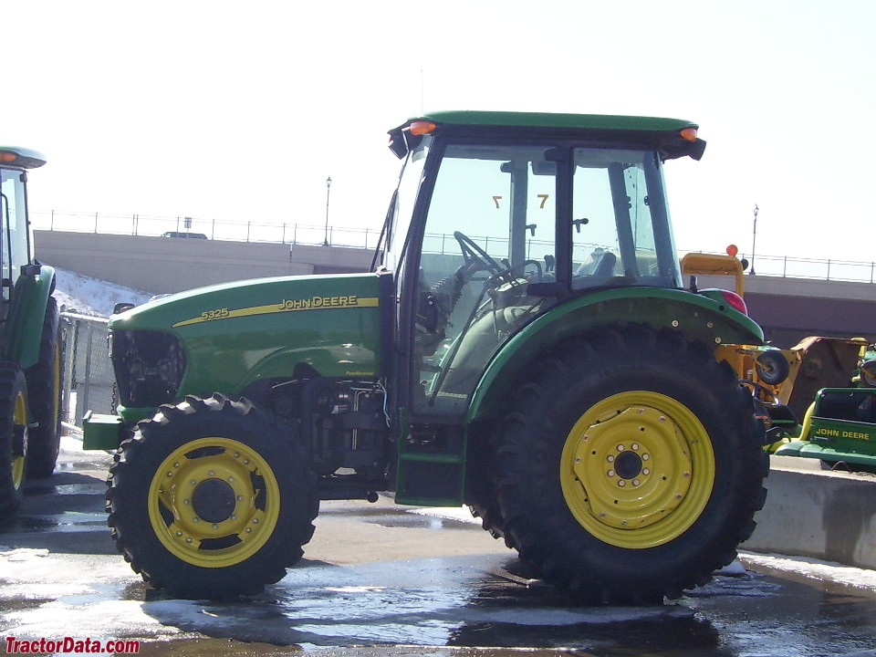 John Deere 5325