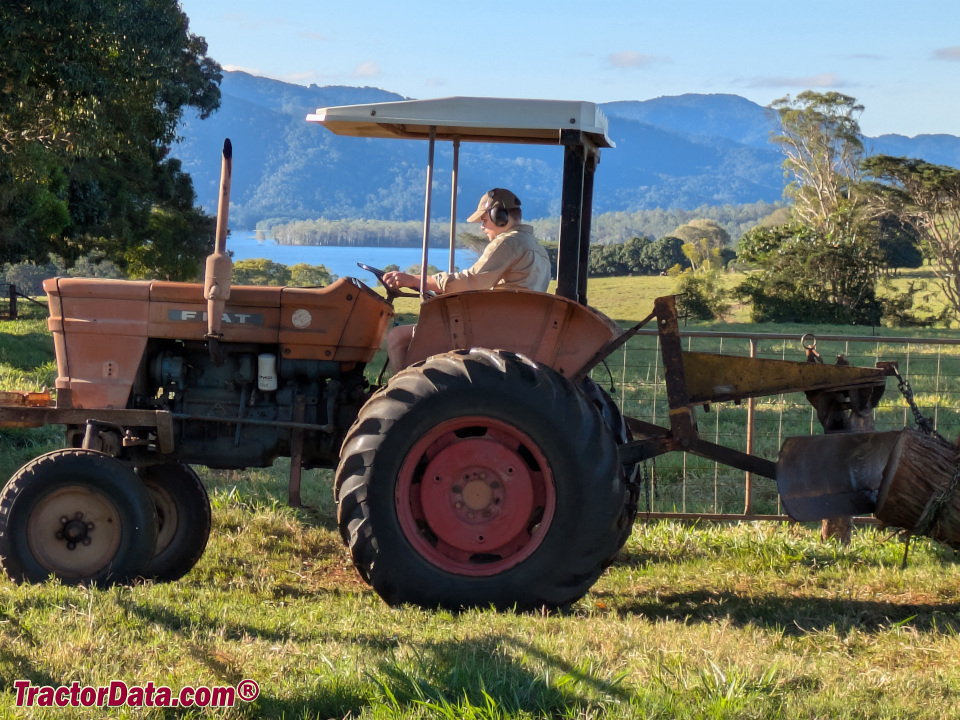 Fiat 550 utility tractor, left side.