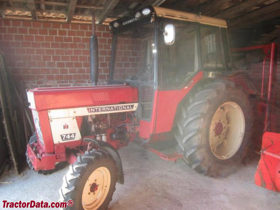 International Harvester 744