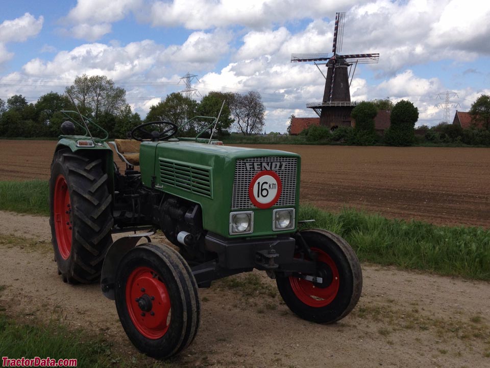 Fendt Farmer 1D, left side.