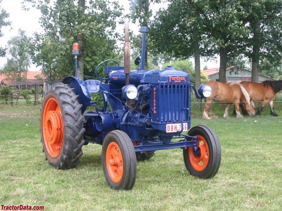 Fordson E27N Major on rubber tires