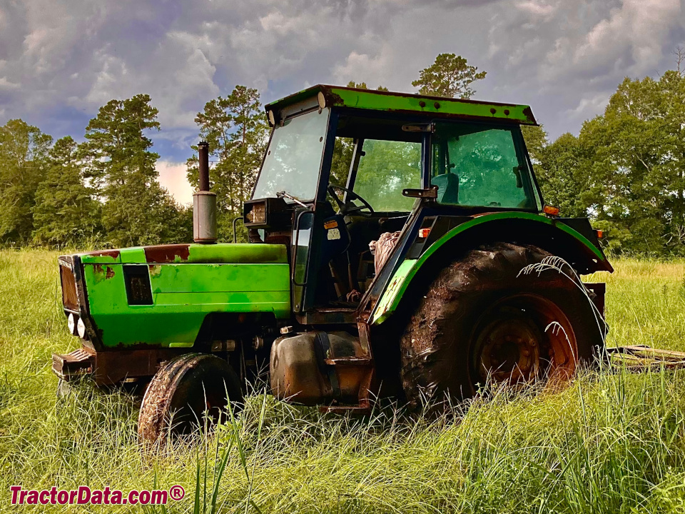 Deutz-Allis 7085 with cab, left side.