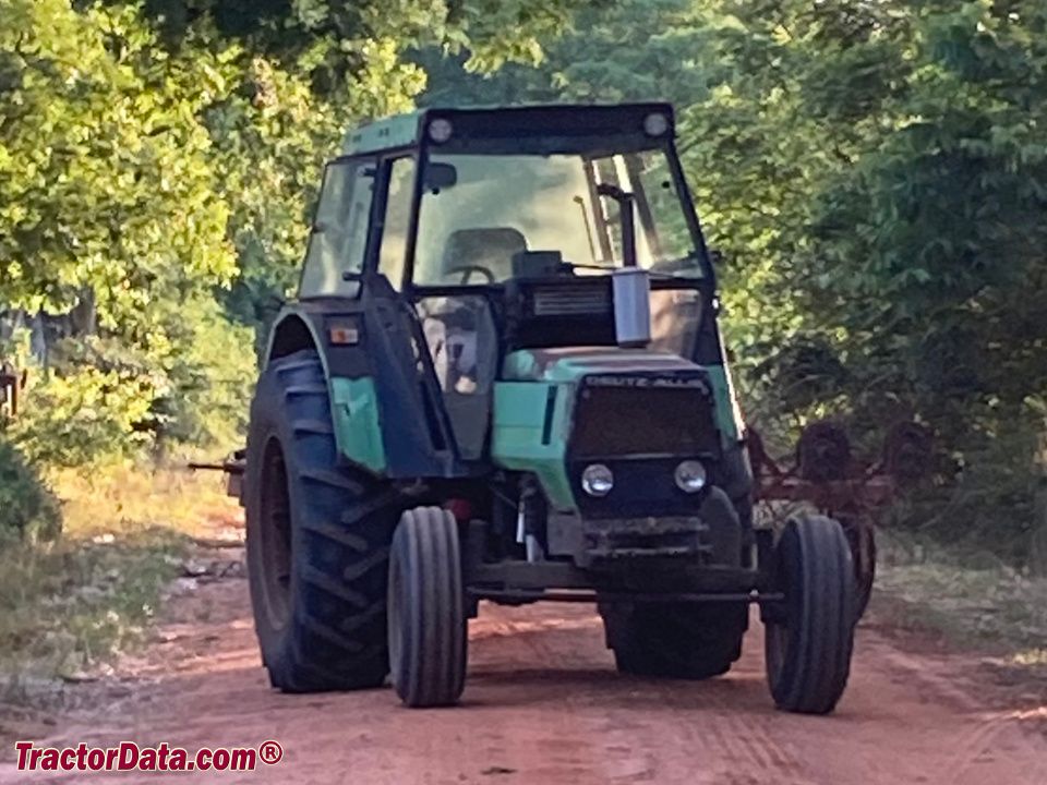 Deutz-Allis 7085 with cab, front view.