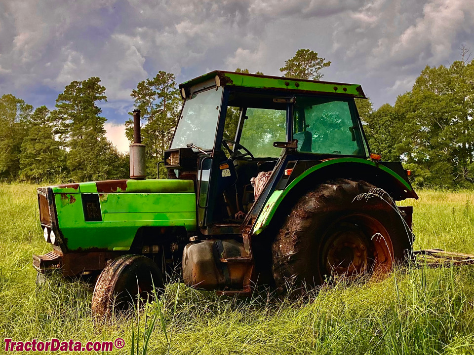 Deutz-Allis 7085, left side.