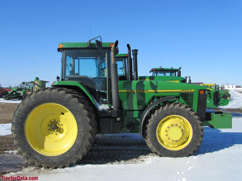 John Deere 8200, right side