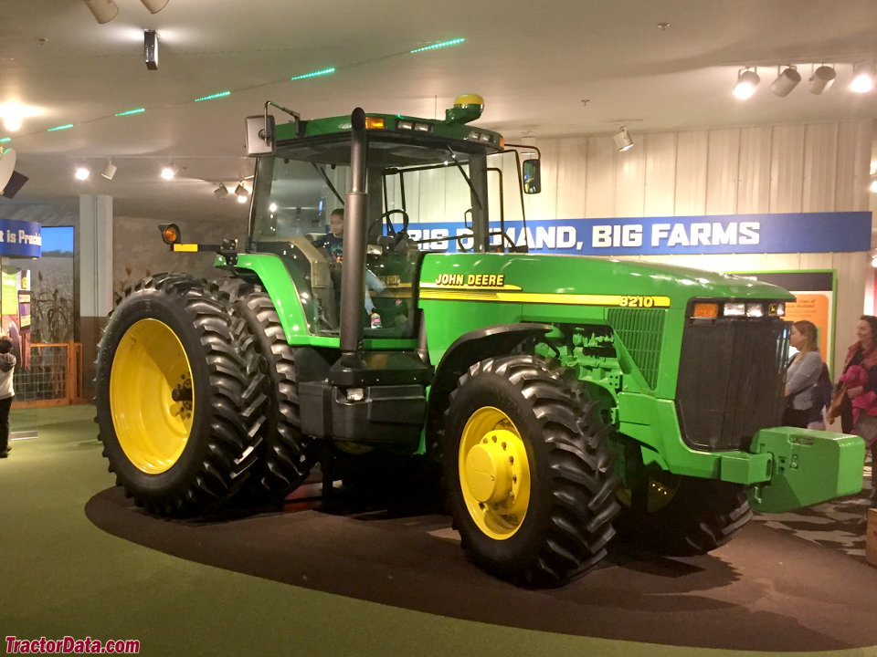 John Deere 8210