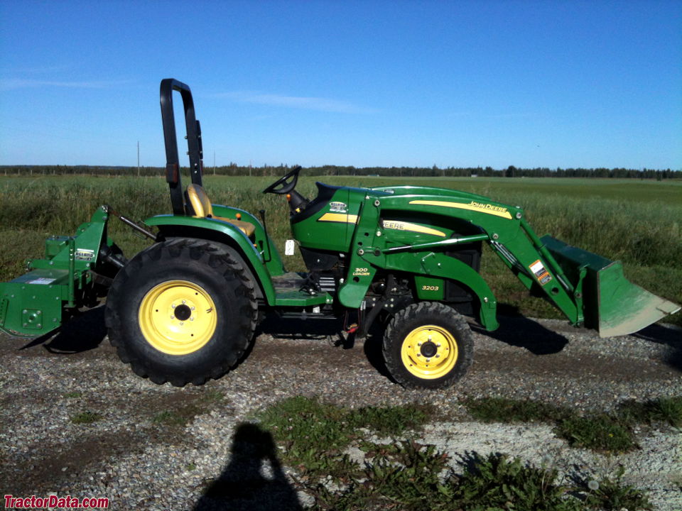 John Deere 3203