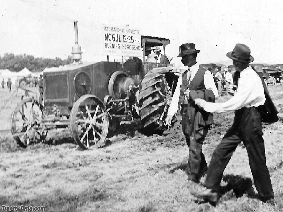 Mogul 12-25 at a 1916 demonstration in Madison, Wisconsin.