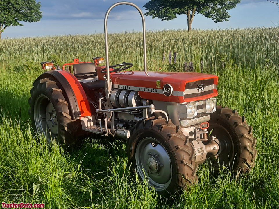 Massey Ferguson 142