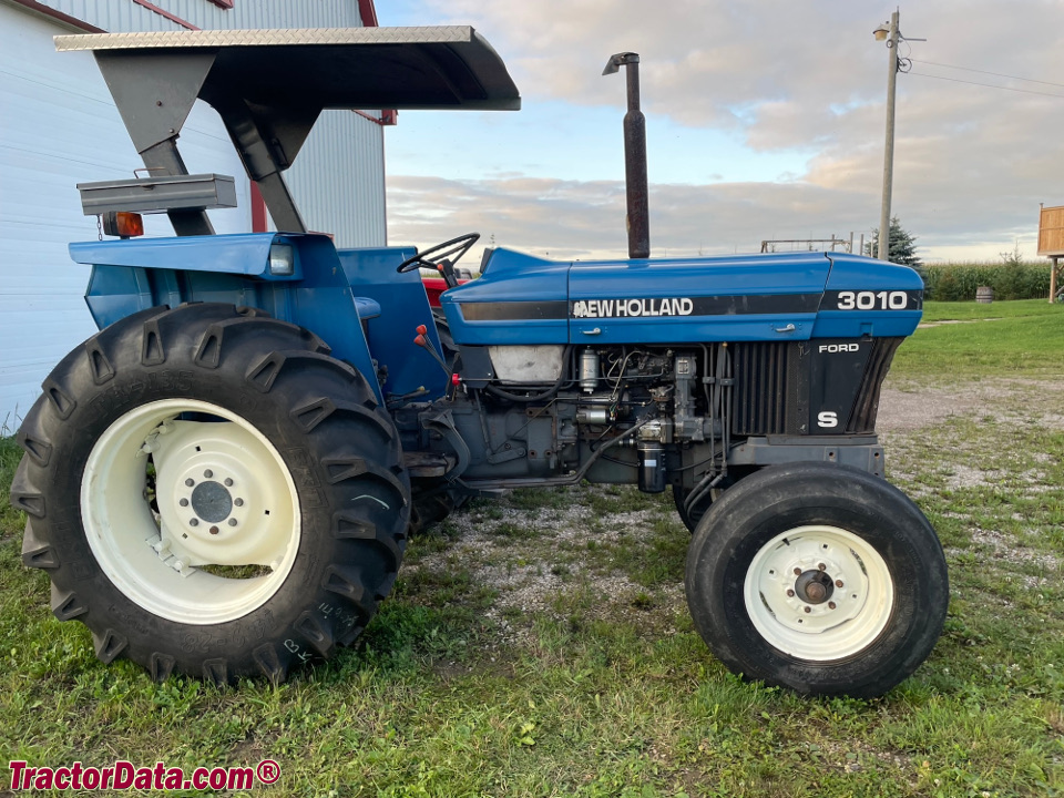 New Holland (Ford) 3010S, right side.