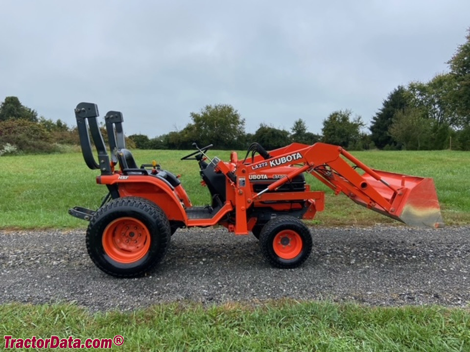 Kubota B7400 with LA272 front-end loader.