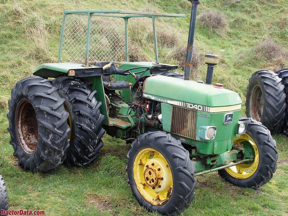 Four-wheel drive John Deere 1040 beach tractor