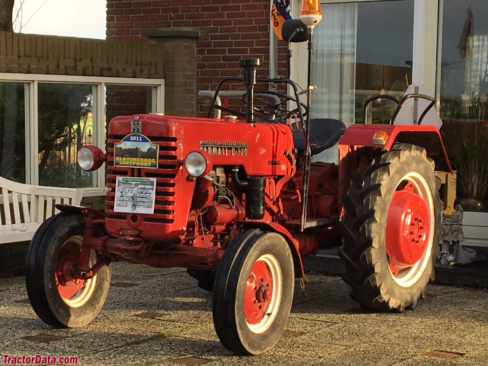 McCormick-International D-320, left side.