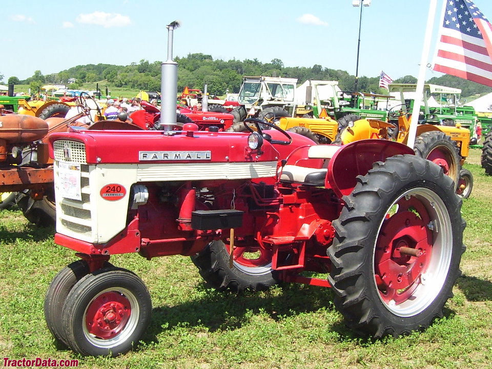 Farmall 240, front-left view