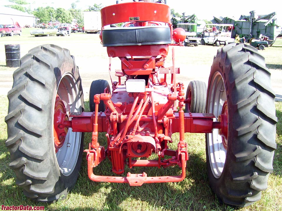 Rear of Farmall 560 with IH Fast-Hitch.