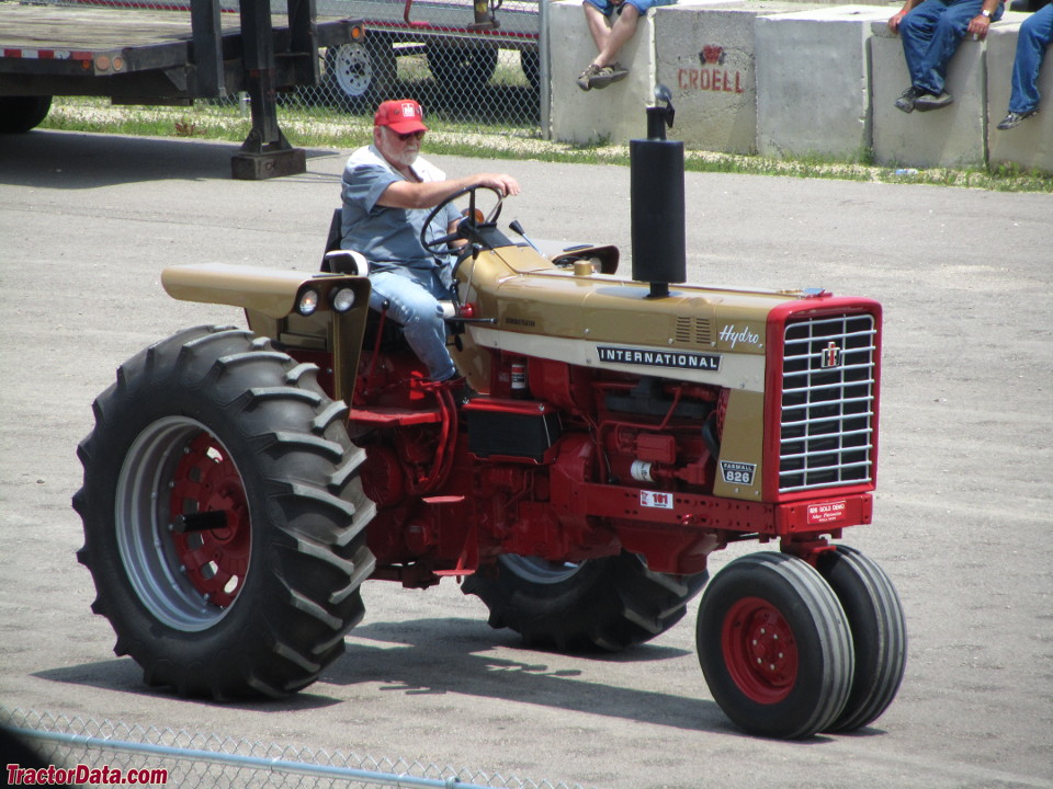 Tricycle-front Gold Demonstrator Farmall 826, front-right