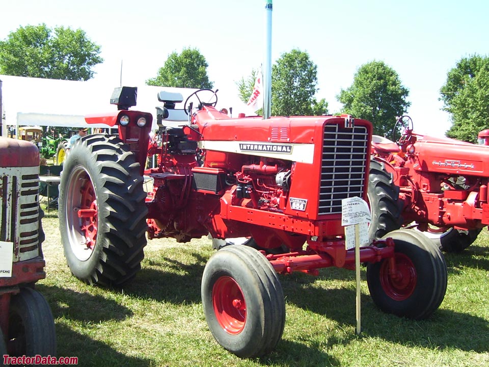 Farmall 856, front-right view.