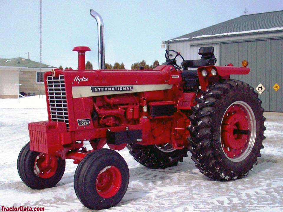 Open-station wide front Farmall 1026.