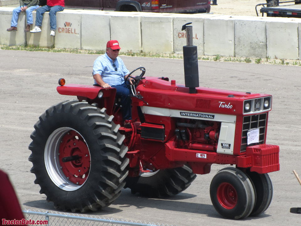 Farmall 1066, left view