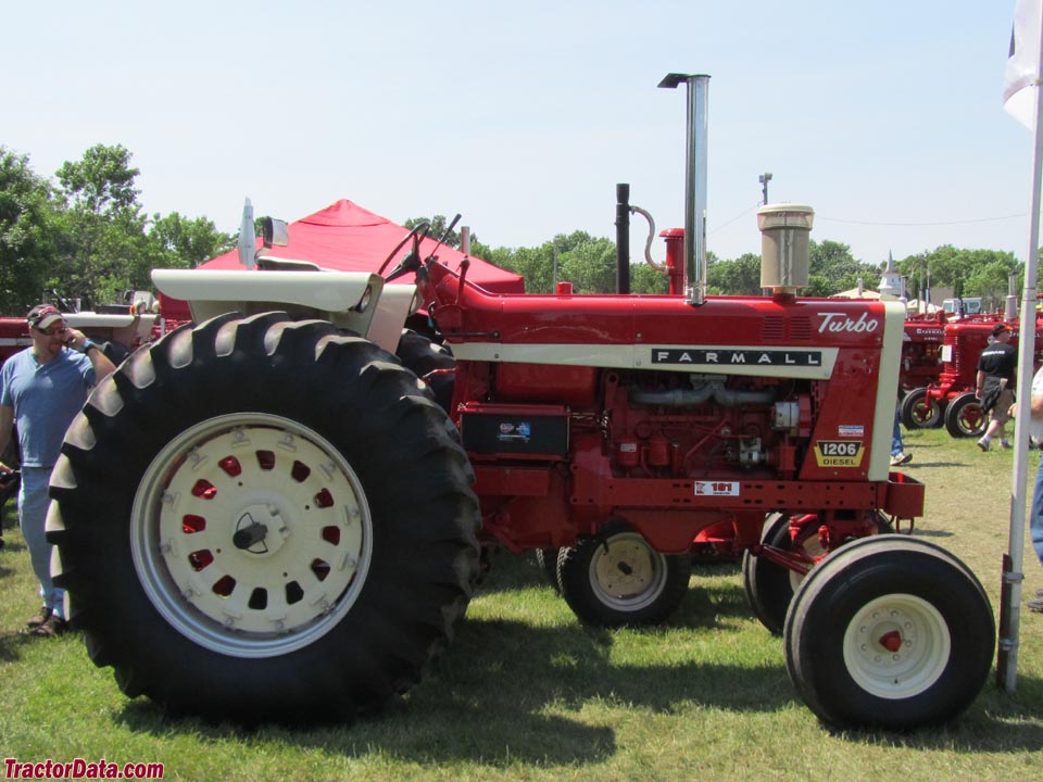 Farmall 1206, right profile