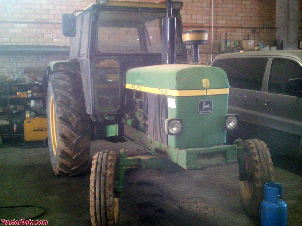 John Deere 3135