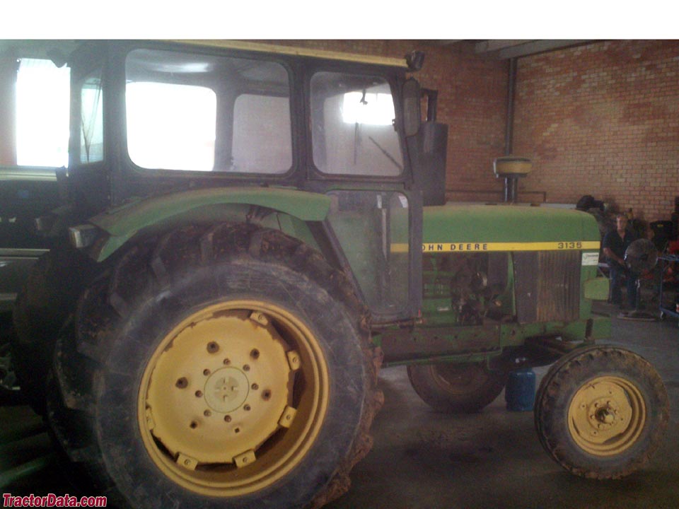 John Deere 3135