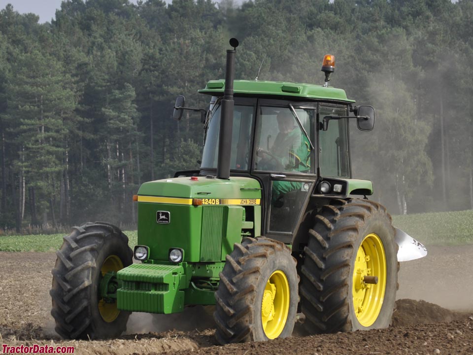 John Deere 4240S plowing.