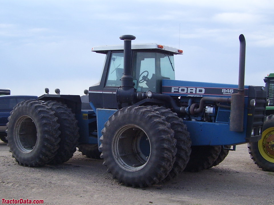 Ford-Versatile 846 in the Ford Blue paint scheme