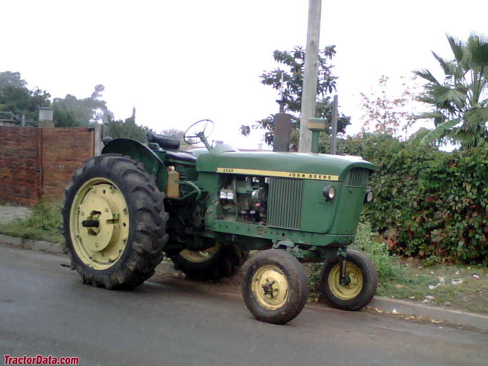 John Deere 2420