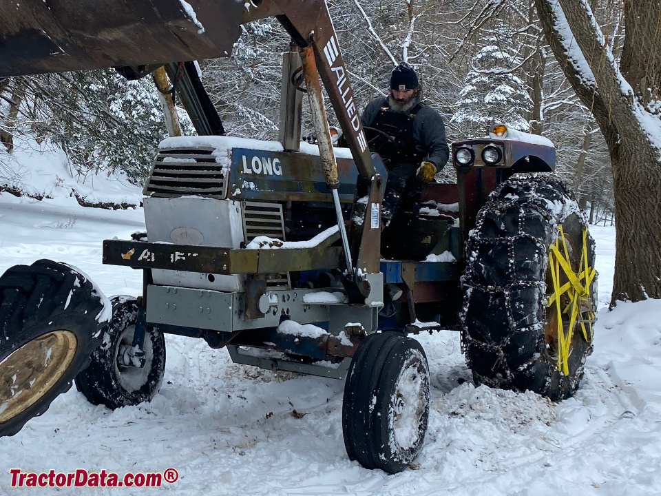 Long 910 tractor, front-left view.