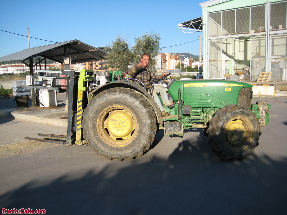 Open-station John Deere 5515 with rear forks