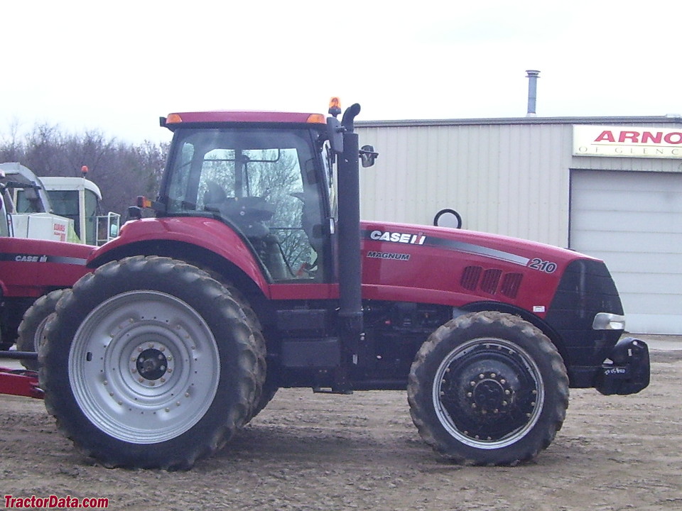 Case IH Magnum 210, right side.