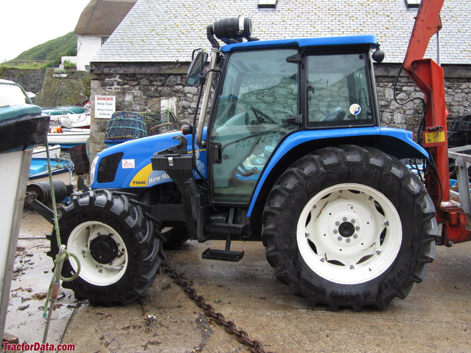 New Holland T5040, left side
