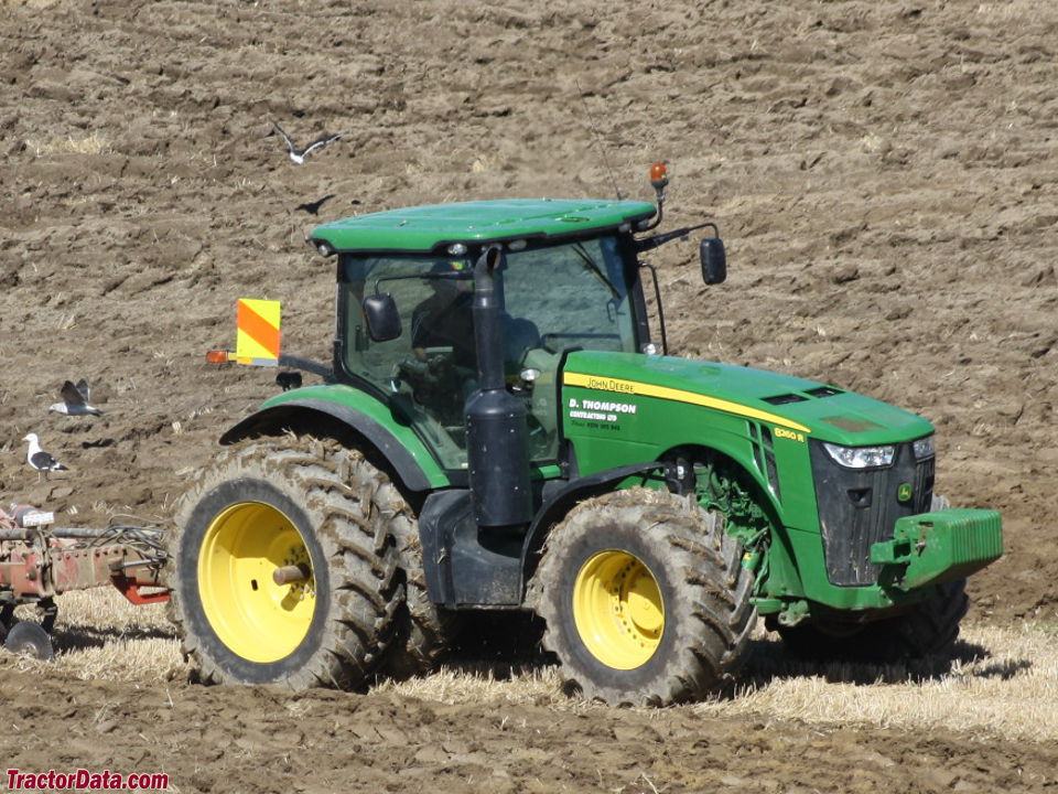 John Deere 8260R, right side.