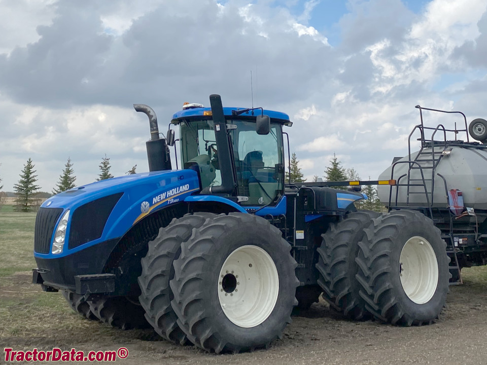 New Holland T9.450 HD, left side.