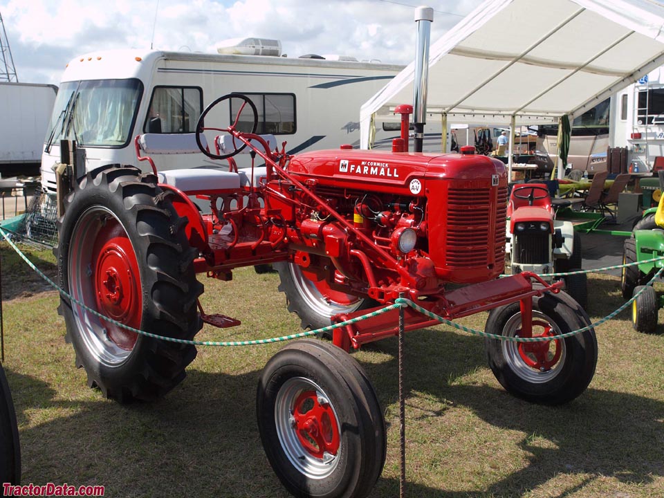 Farmall Super AV, right side.