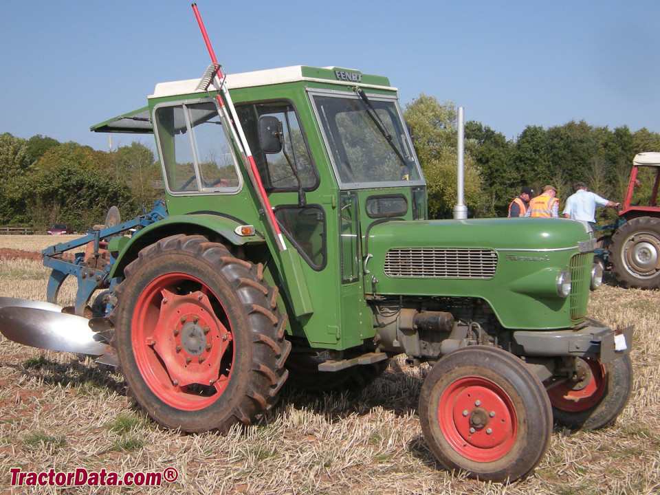 Fendt Farmer 2 tractor with cab, right side.