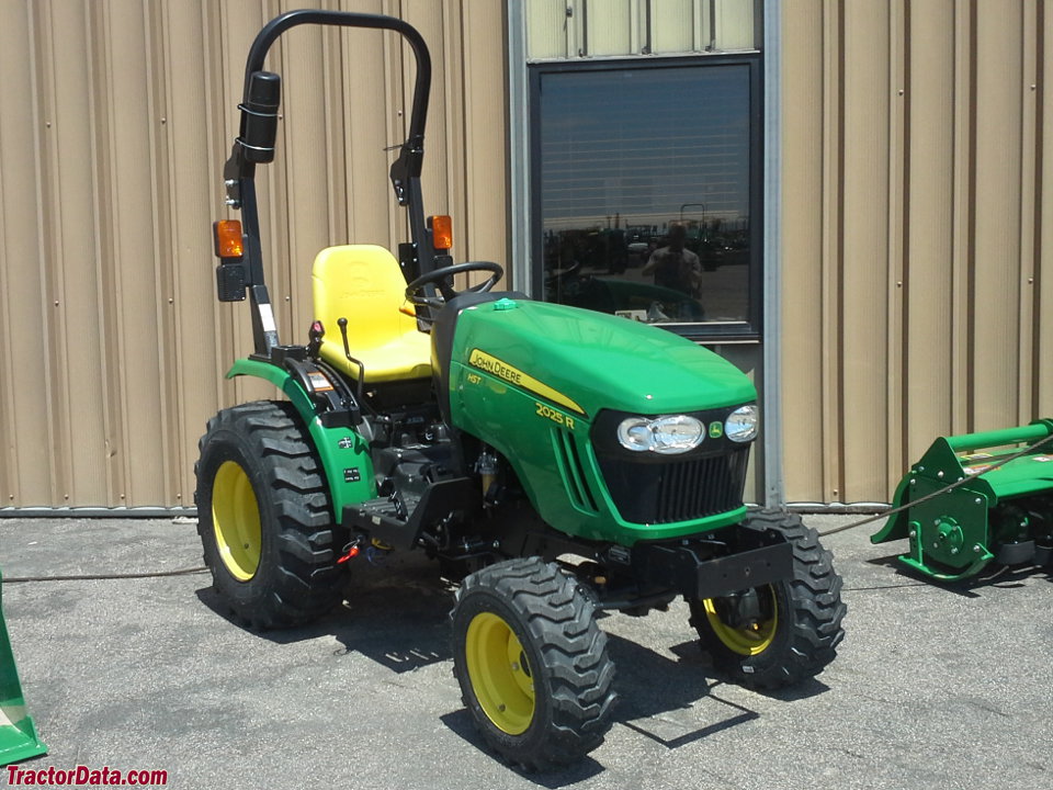 John Deere 2025R.