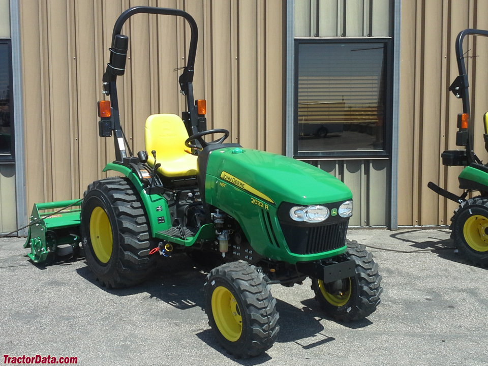 John Deere 2032R.