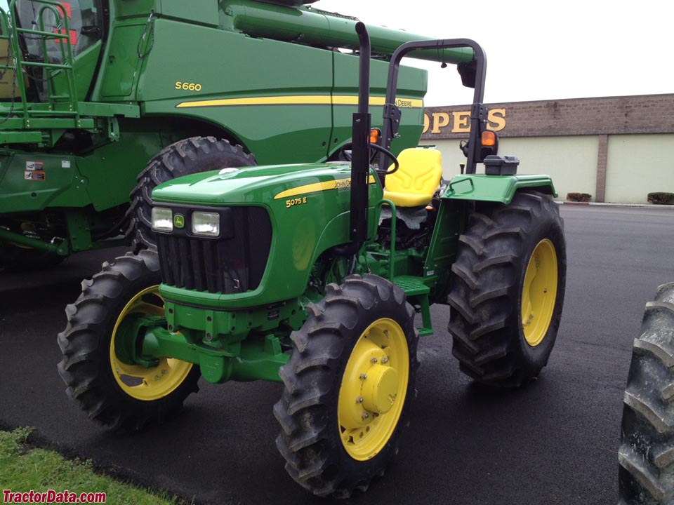 John Deere 5075E, front-left view.