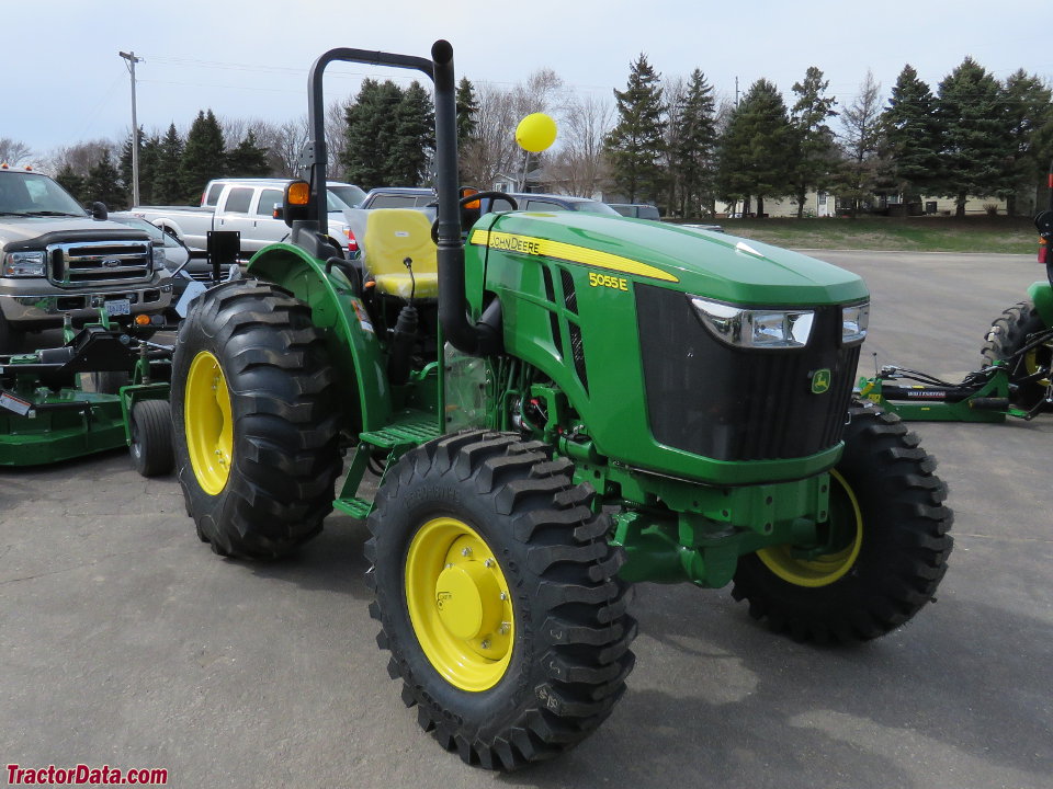 John Deere 5055E