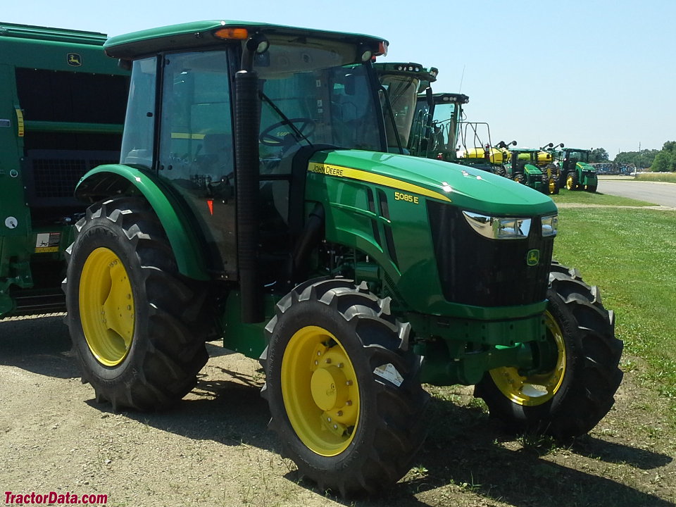 John Deere 5085E