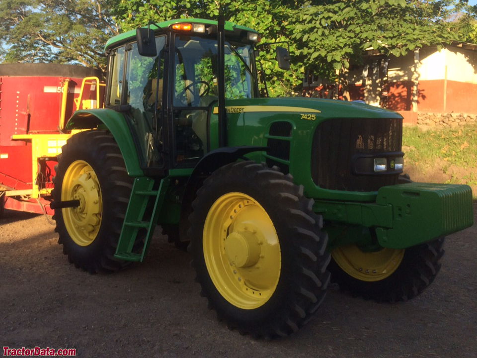 John Deere 7425, right-front view.