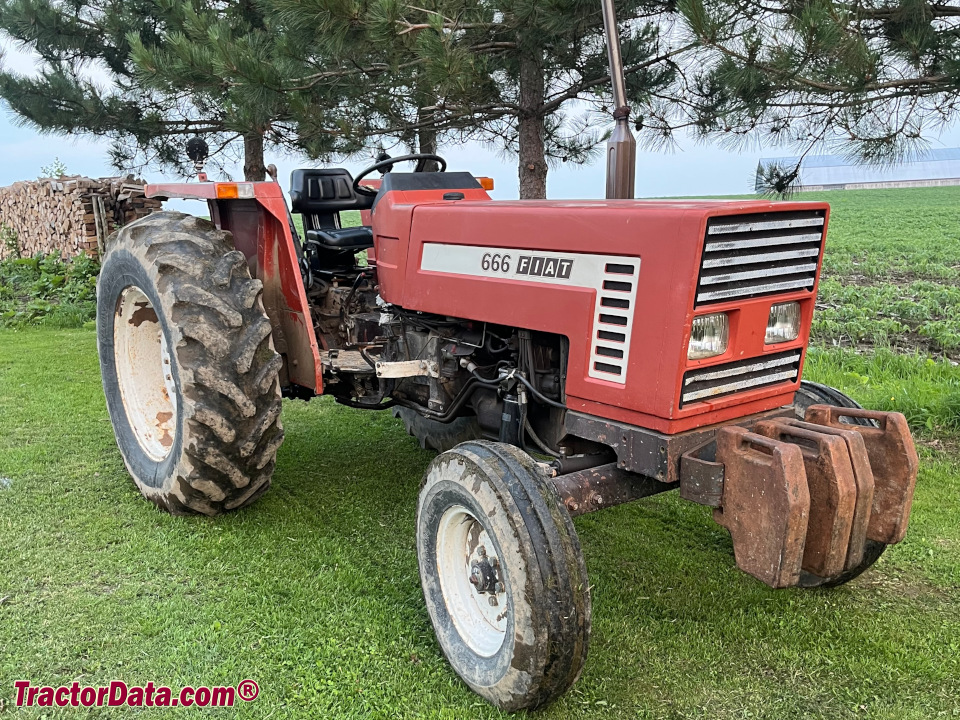 Fiat 666 utility tractor, front-right view.